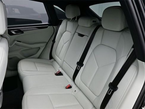 Certified 2023 Porsche Macan w/ Premium Package Plus image 9