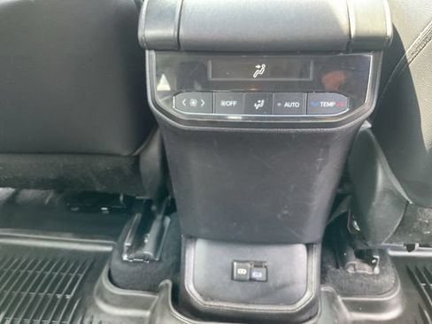 Used 2022 Toyota Highlander XLE AWD/4WD image 22