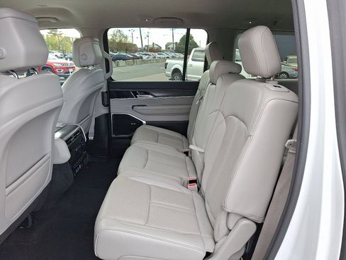 Used 2023 Jeep Wagoneer L Series II image 11