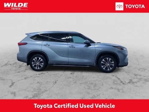 Certified 2021 Toyota Highlander XLE AWD/4WD image 2