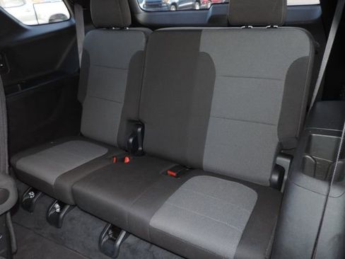 Used 2023 Chevrolet Traverse LT image 24