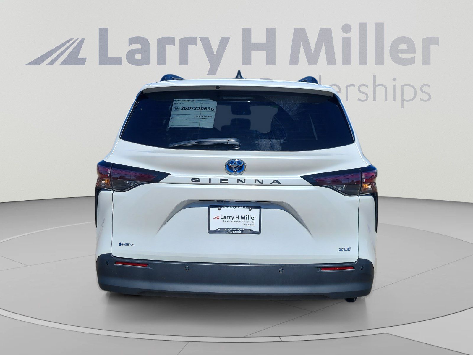 Used 2025 Toyota Sienna XLE FWD image 4