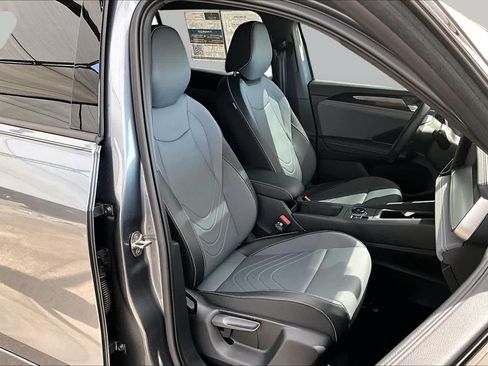 Used 2025 Volkswagen Tiguan SE R-Line FWD image 9
