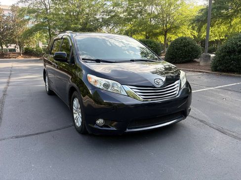 Used 2016 Toyota Sienna XLE FWD image 1