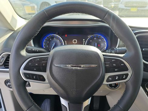 Used 2024 Chrysler Pacifica Touring-L image 22