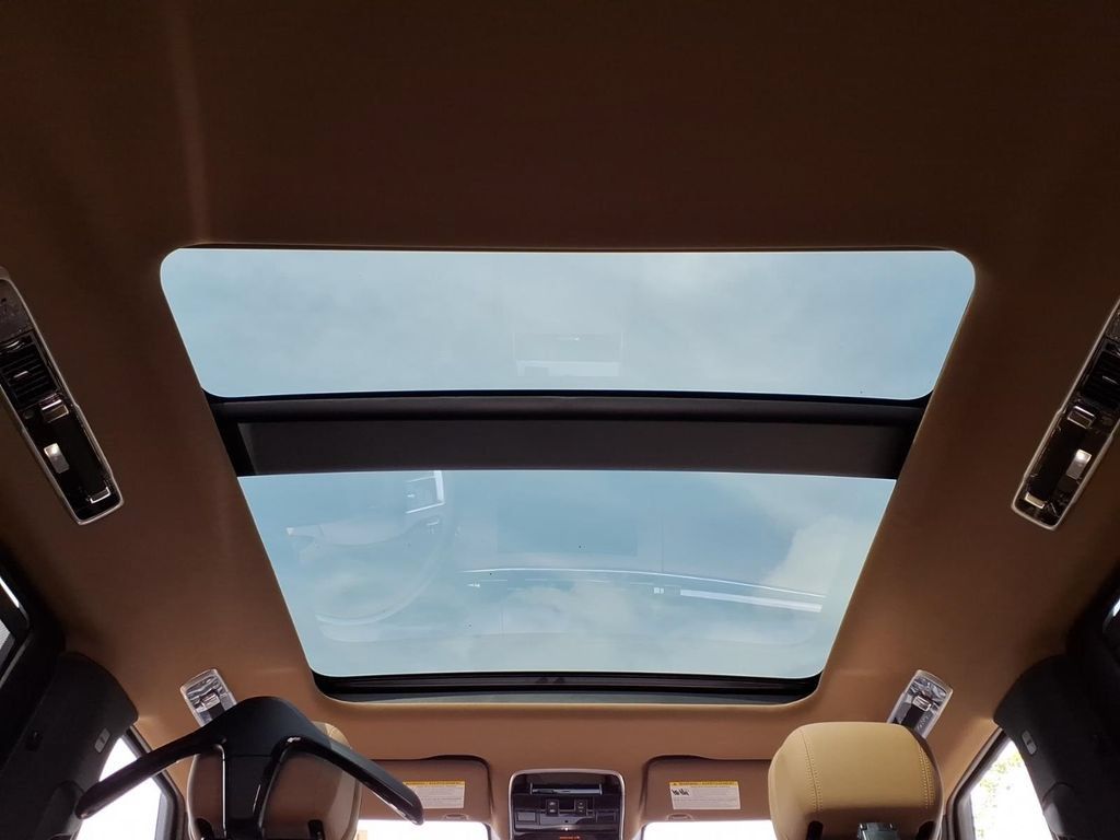 New 2026 Land Rover Range Rover Long Wheelbase SE AWD/4WD image 24