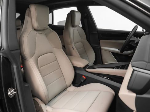 New 2026 Porsche Macan 4 Electric image 24