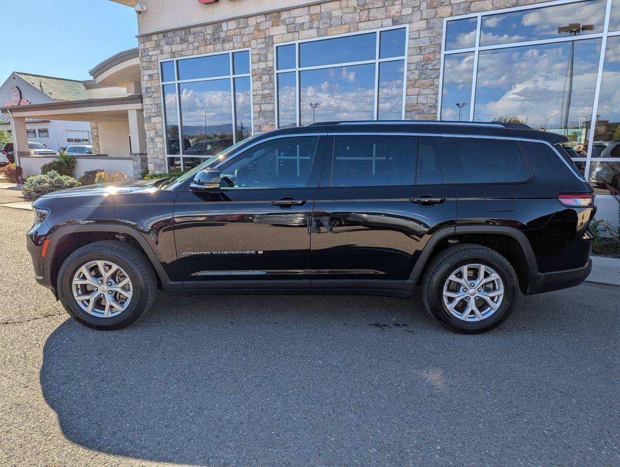 Used 2023 Jeep Grand Cherokee L Limited w/ Trailer Tow Group (B) AWD/4WD image 2