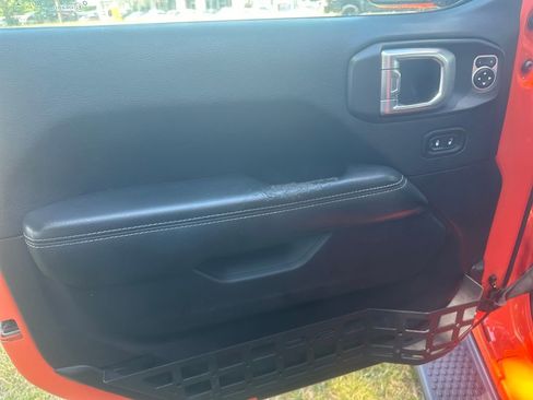 Used 2018 Jeep Wrangler Unlimited Sahara AWD/4WD image 11
