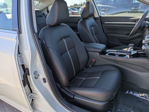 New 2025 Nissan Altima 2.5 SR image 32