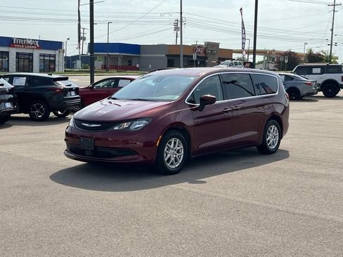 Used 2023 Chrysler Voyager LX FWD image 8
