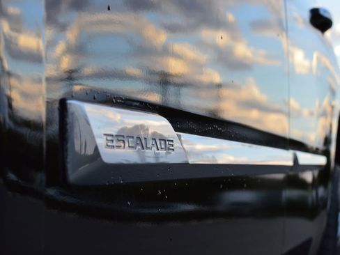 Used 2017 Cadillac Escalade Premium Luxury image 19