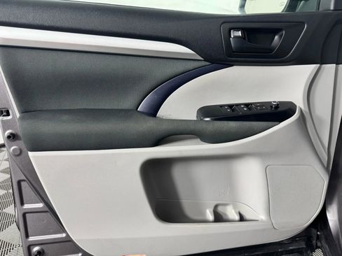 Used 2019 Toyota Highlander AWD V6 image 36