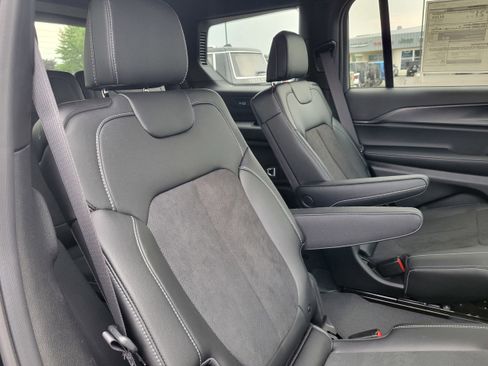 New 2025 Jeep Grand Cherokee L Altitude image 16