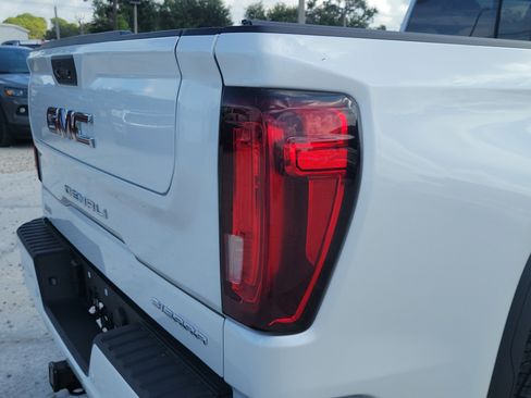 Used 2021 GMC Sierra 1500 Denali w/ Denali Ultimate Package AWD/4WD image 11