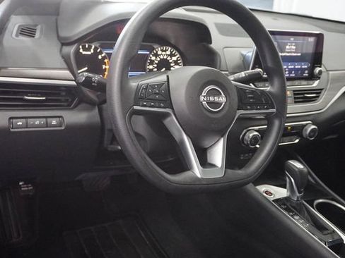 Used 2024 Nissan Altima 2.5 SV FWD image 8