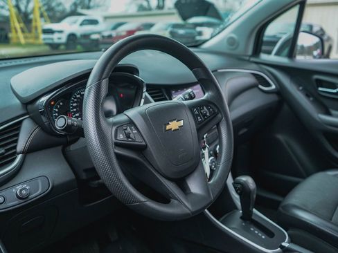 Used 2021 Chevrolet Trax LT image 6
