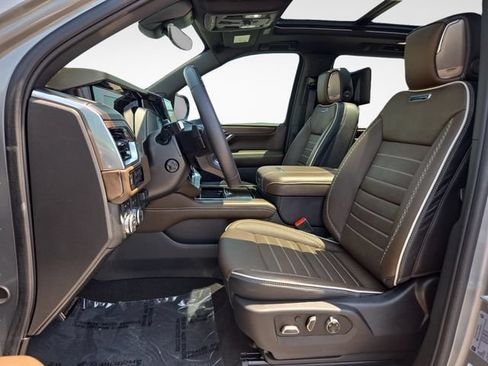Used 2025 GMC Yukon Denali Ultimate w/ LPO, Floor Liner Package AWD/4WD image 16