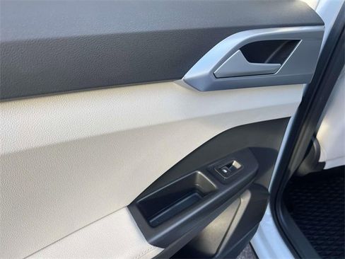 Used 2025 Volkswagen Taos SE image 12