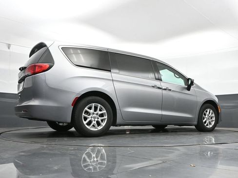 Used 2017 Chrysler Pacifica Touring FWD image 41