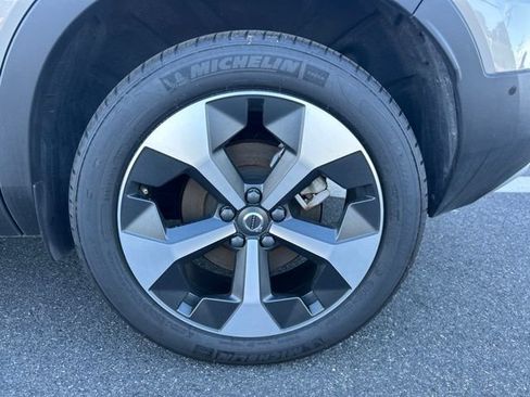 Used 2025 Volvo XC40 B5 Plus AWD/4WD image 9