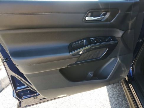 Used 2022 Nissan Pathfinder S image 25