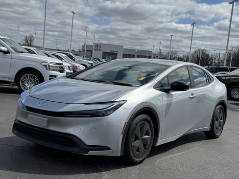 Used 2024 Toyota Prius LE image 12