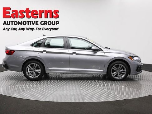 Used 2024 Volkswagen Jetta SE image 4