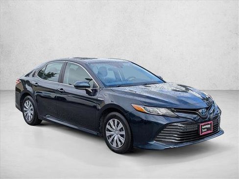 Used 2020 Toyota Camry LE image 3