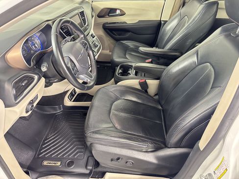 Used 2018 Chrysler Pacifica Touring-L image 5