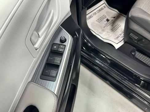 Used 2025 Toyota Sienna LE image 9