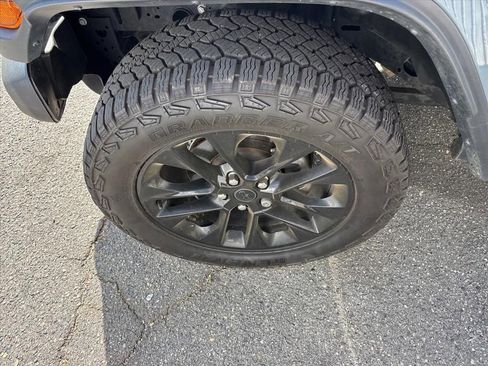 Used 2025 Jeep Gladiator Sport image 14