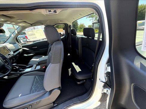 Used 2025 Nissan Frontier SV image 15