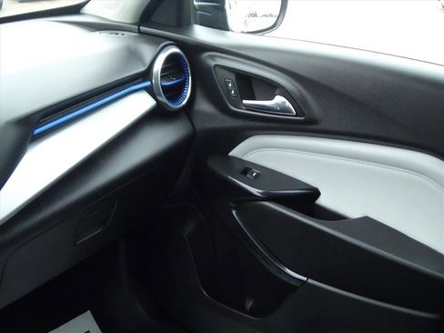 Used 2025 Chevrolet Trax LT image 28