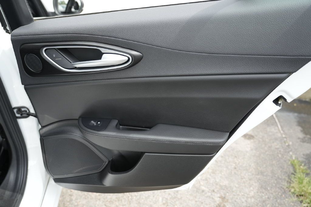 Used 2017 Alfa Romeo Giulia AWD image 37
