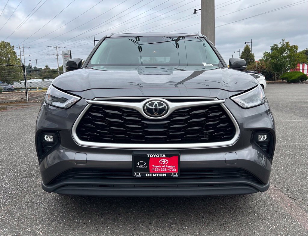 Used 2023 Toyota Highlander XLE AWD/4WD image 2