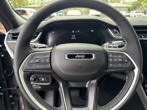 New 2025 Jeep Grand Cherokee Altitude image 24