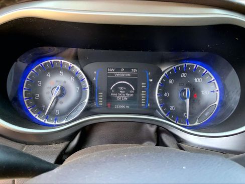 Used 2017 Chrysler Pacifica Touring-L FWD image 22