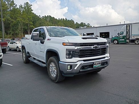 Used 2024 Chevrolet Silverado 2500 LT AWD/4WD image 3