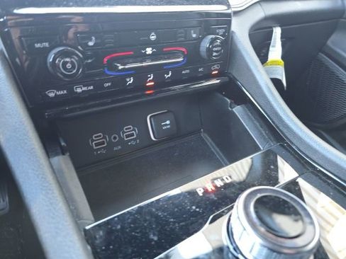 Used 2023 Jeep Grand Cherokee Altitude image 13