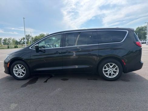Used 2022 Chrysler Voyager LX FWD image 12