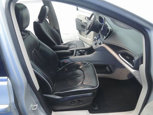Used 2024 Chrysler Pacifica Limited FWD image 36