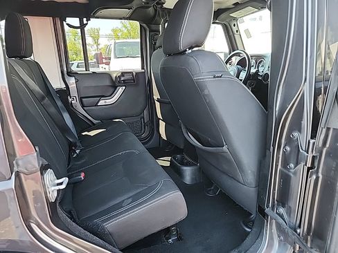 Used 2018 Jeep Wrangler Unlimited Sahara w/ Connectivity Group AWD/4WD image 24