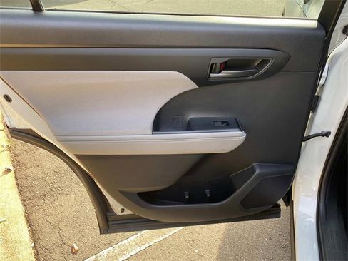 Used 2020 Toyota Highlander L w/ Phone Cable & Charge Package image 11