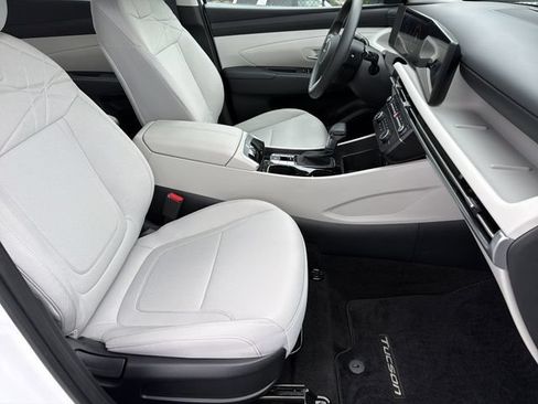 Certified 2025 Hyundai Tucson SE FWD image 13