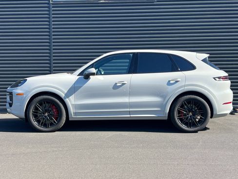 Certified 2026 Porsche Cayenne S AWD/4WD image 3