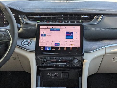 New 2025 Jeep Grand Cherokee Limited image 17