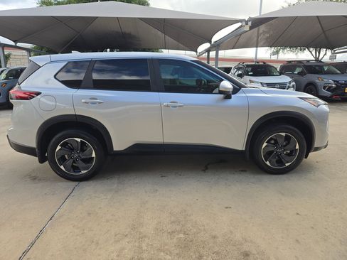 Certified 2025 Nissan Rogue SV FWD image 2