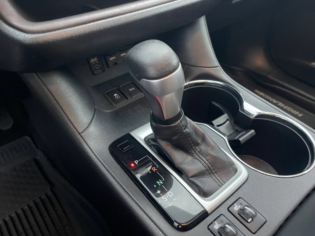 Used 2019 Toyota Highlander XLE AWD/4WD image 16