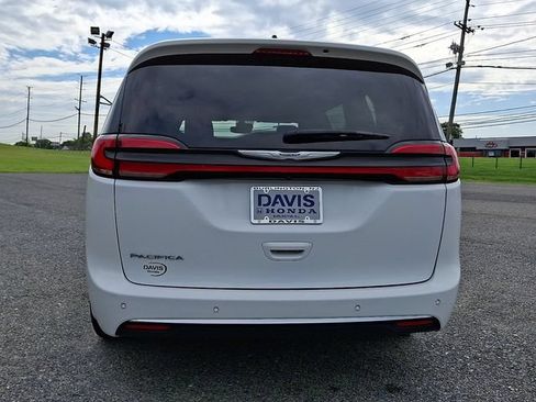 Used 2024 Chrysler Pacifica Touring-L FWD image 6